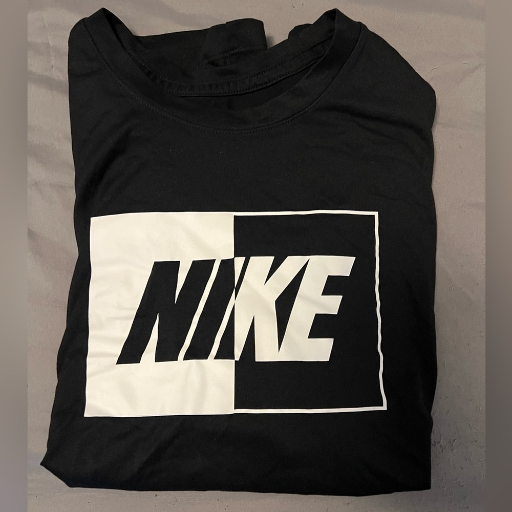 Nike Men's Black and White Graphic Tee